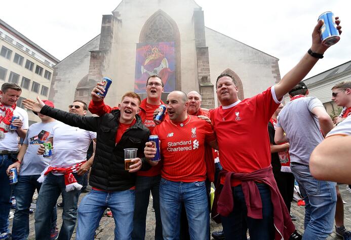 Los Fanáticos de Liverpool y Sevilla invadieron las calles de Suiza para...