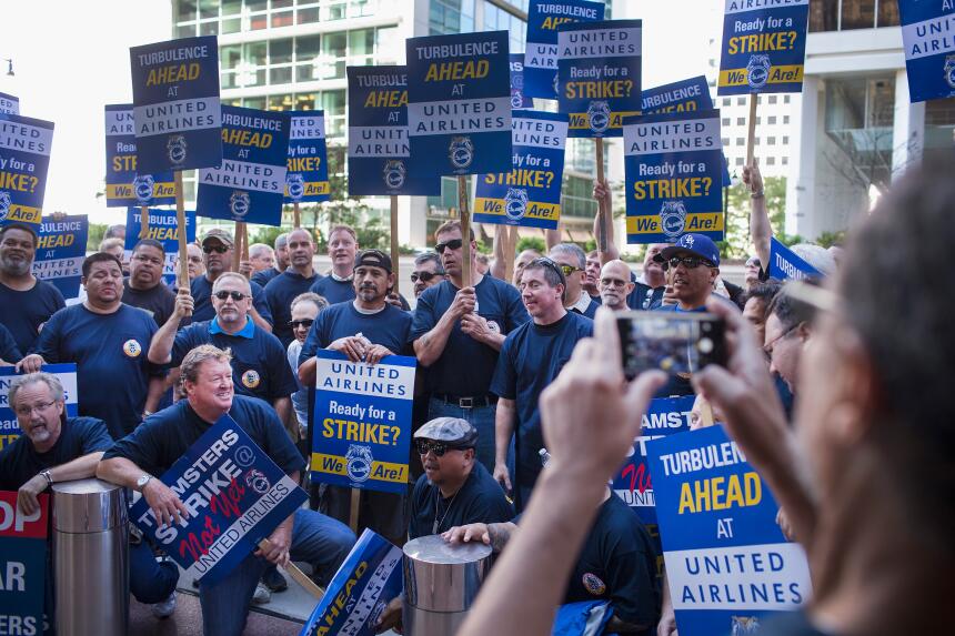 Trabajadores de United Airlines protestaron a las afueras del Willis Tower.
