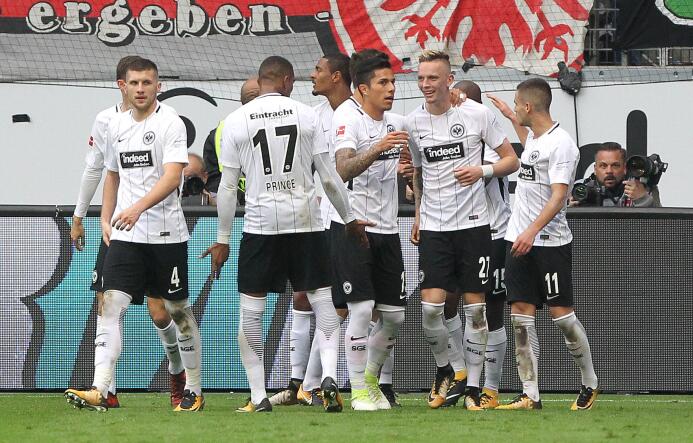 Con Carlos Salcedo en cancha, Eintracht Frankfurt salvó el empate contra...