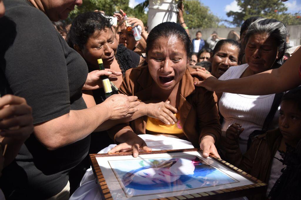 Guatemala comienza los funerales por las 36 adolescentes muertas por un...
