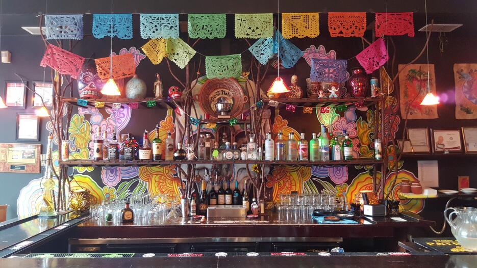 En este restaurante en Pilsen, el arte en las paredes no sólo decora el...