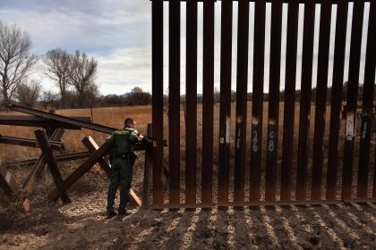 <b>Nogales.</b> A lo largo de Arizona la línea de la frontera se dirige hacia el sur a través del desierto. La siguiente ciudad es Nogales, que tiene una parte en México y la otra en EEUU. Allí la barrera cambia de la barda peatonal en el área urbana a la pequeña verja para vehículos en las zonas más remotas.