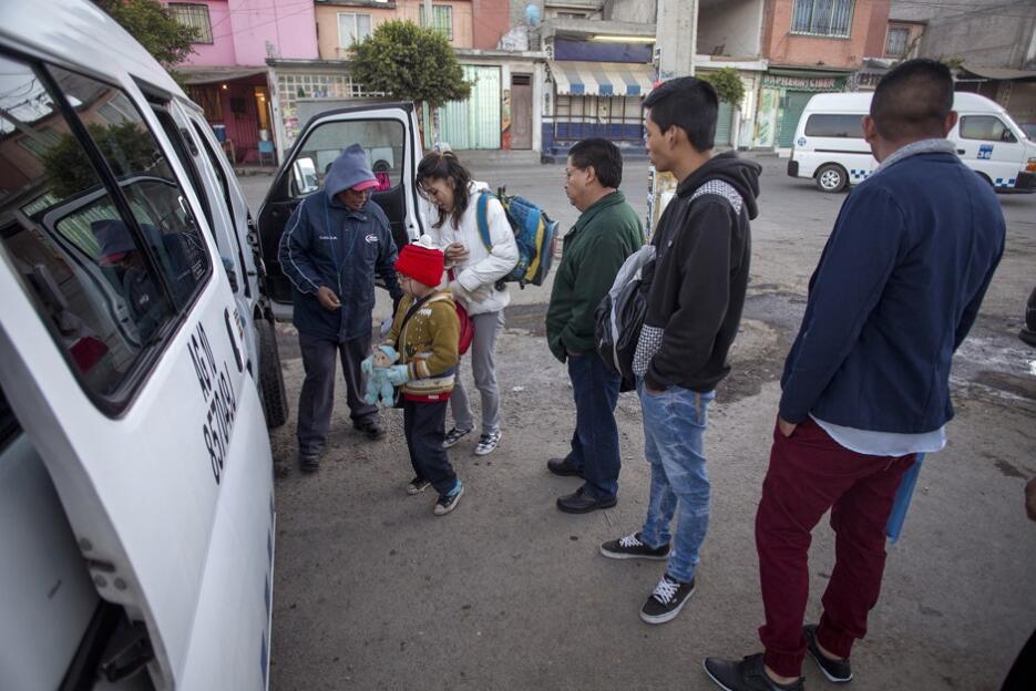 Gente viajando al trabajo por el transporte público de Ciudad de México.