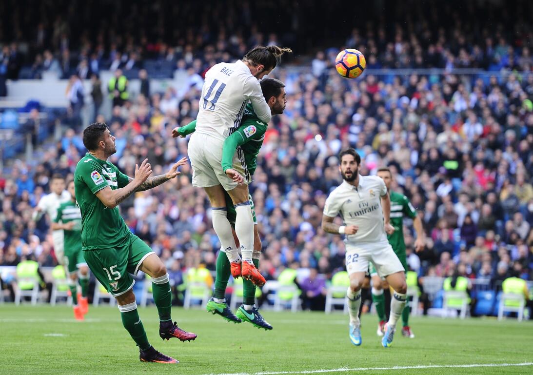 Real Madrid vuela en el liderato de la Liga de España GettyImages-621411...