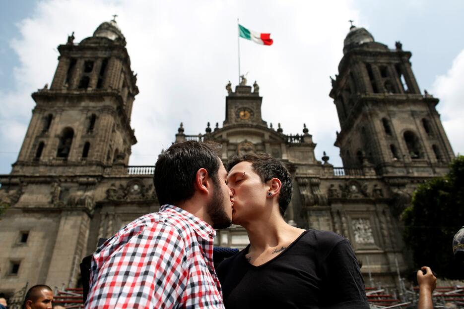Pareja gay frente a la Catedral Metropolitana