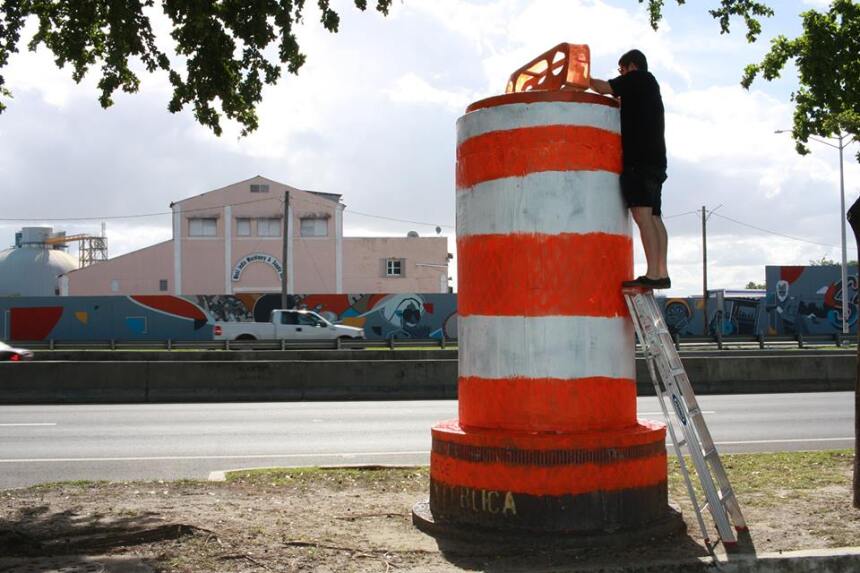 Un artista conceptual decidió llamar la atención por la sobresaturación...