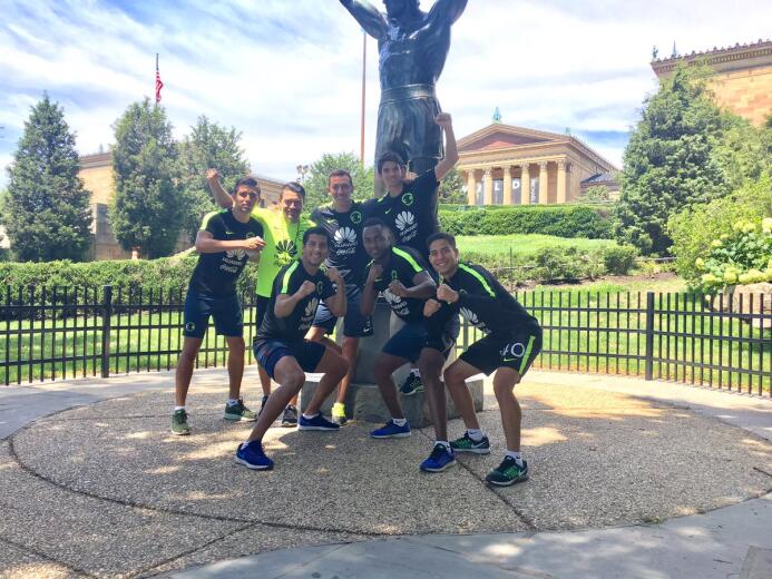 América visitó a Rocky Balboa en Philadelphia Rocky.jpg