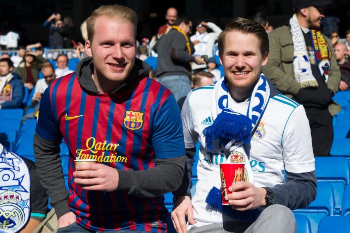 Los aficionados del Madrid y el Barcelona pusieron el color en El Clásic...