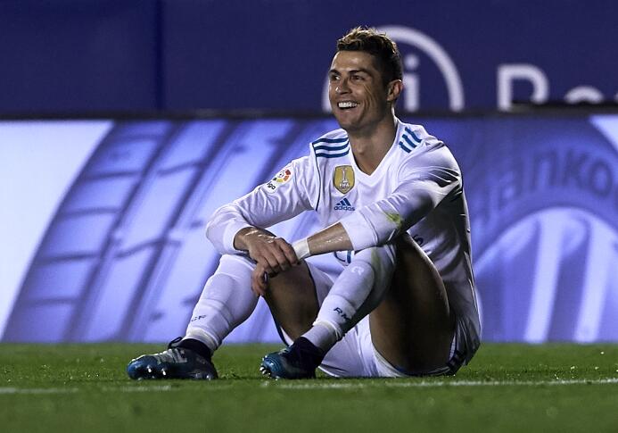 Cristiano Ronaldo no pudo anotar y terminó viendo el partido en el banco...