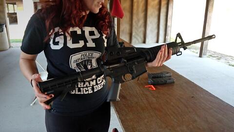 Una trabajadora de una tienda de armas en Nueva Jersey el 27 de mayo, 20...