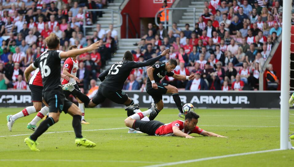 Volvió Andy Carroll, competidor de Javier Hernández, a la convocatoria d...