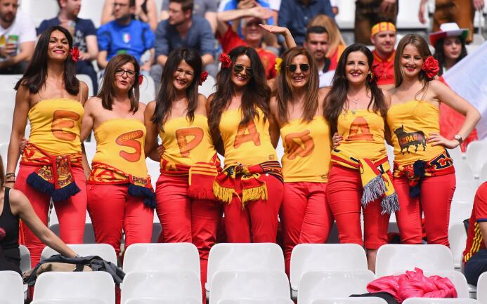 De todo el continente llegaron a Francia las más bellas fans para apoyar...
