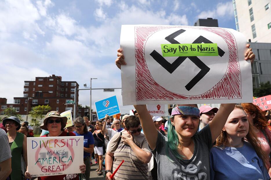 En la contramarcha hubo mensajes de rechazo a los nazis y a cualquier fo...