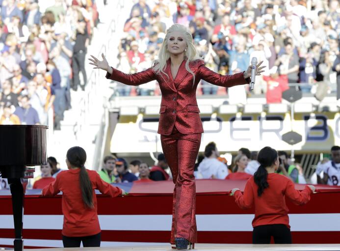 La hermosa voz de Lady Gaga entonó el Himno de los EEUU en la apertura d...
