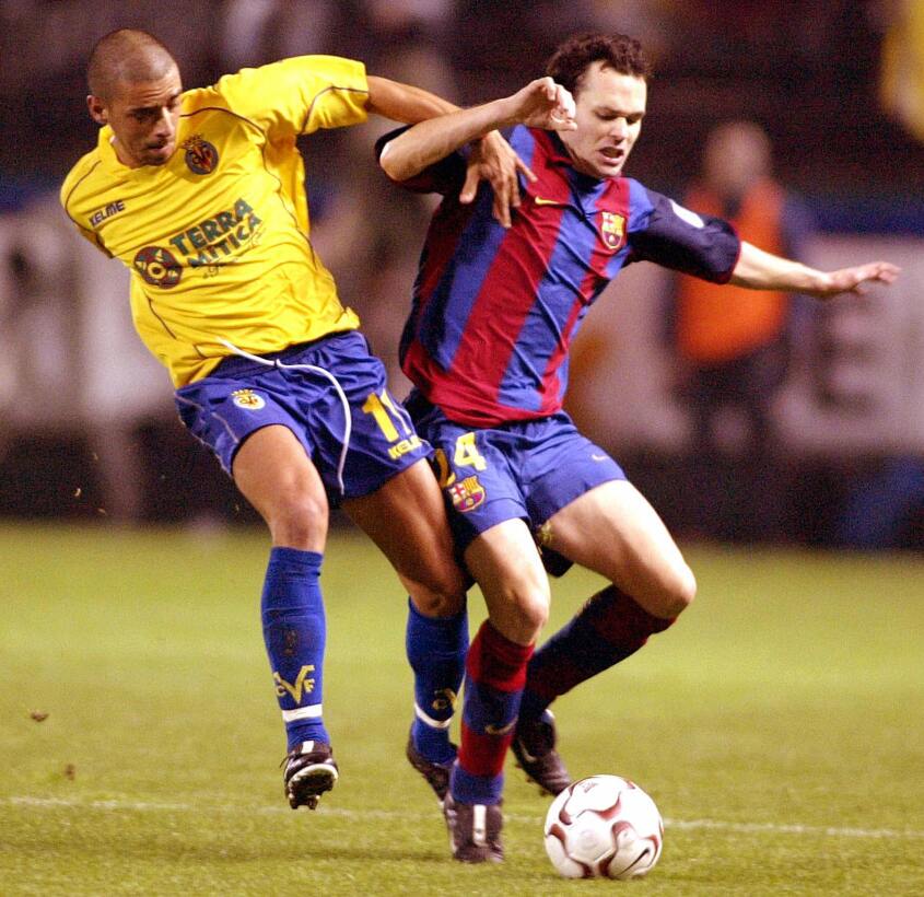En ese mismo año, el joven Iniesta alternaba con el equipo B del Barcelo...