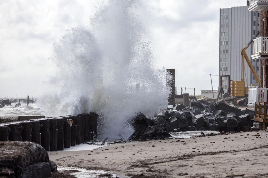 Temprano el domingo, la barricada parecía insuficiente en Atlantic City.
