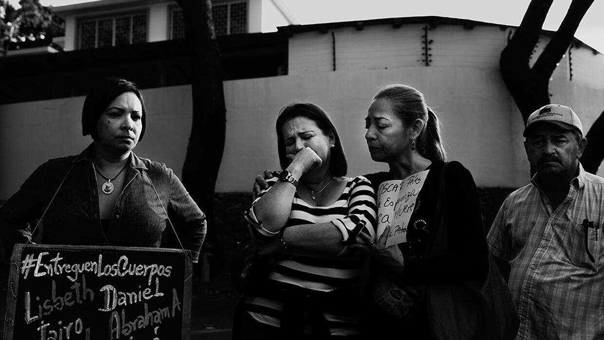 Familiares y activistas de derechos humanos pedían a las puertas...