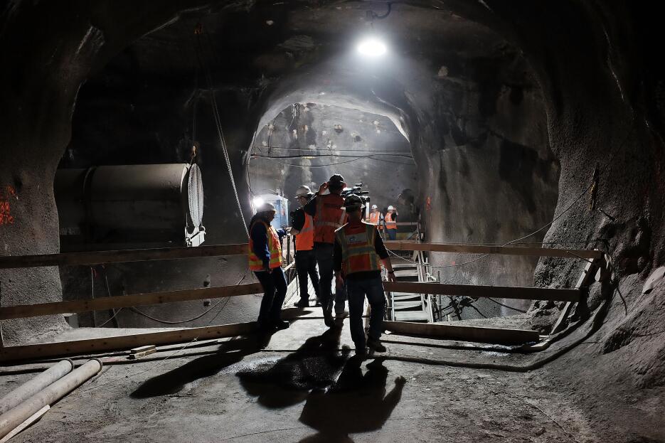 Obreros trabajan en la construcción del túnel en el Este de Manhattan y...