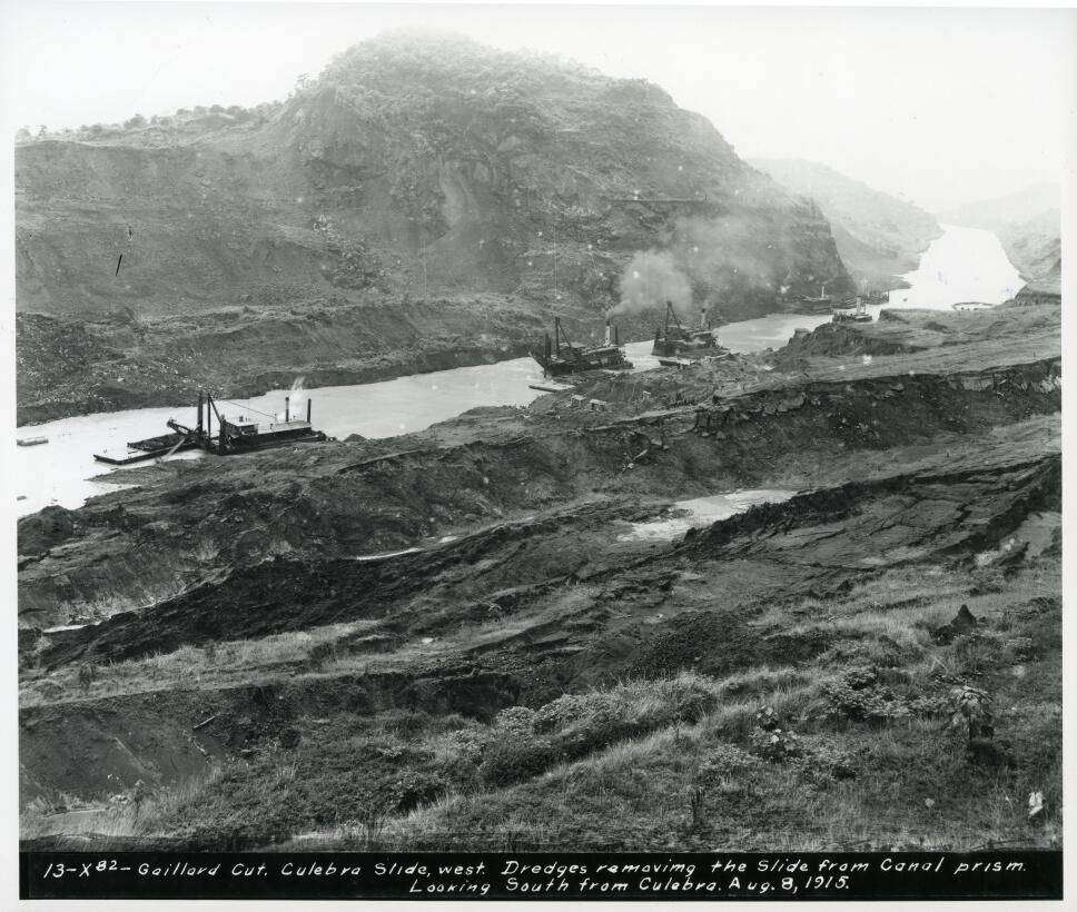 Dragas trabajando a lo largo del canal en 1915,  en la zona de Culebra Cut.