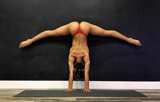 Conoce a la espectacular Jess Taras, una maestra que hace yoga al desnud...