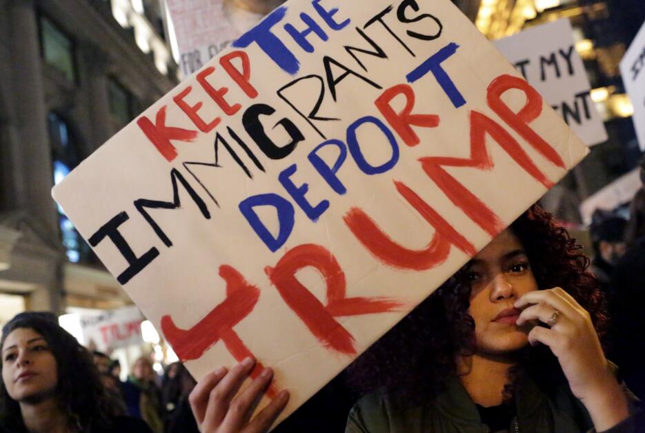 "Conserven a los inmigrantes y deporten a Trump".