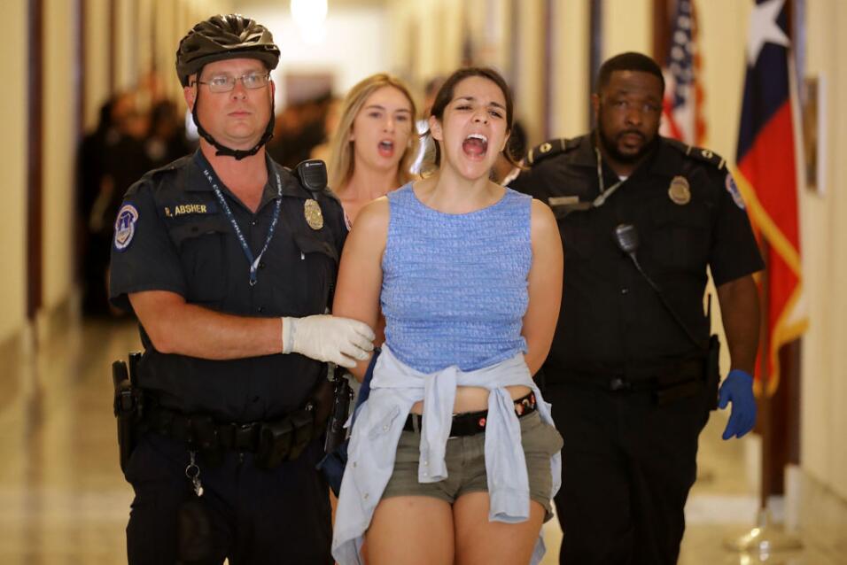 Un joven es arrestada tras la protesta contra el proyecto de salud repub...