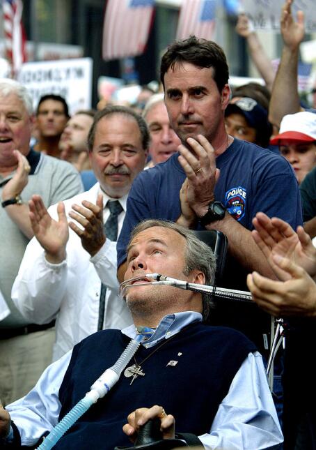 Imagen de archivo de un rally en 2004 que muestra el aplauso de los pres...