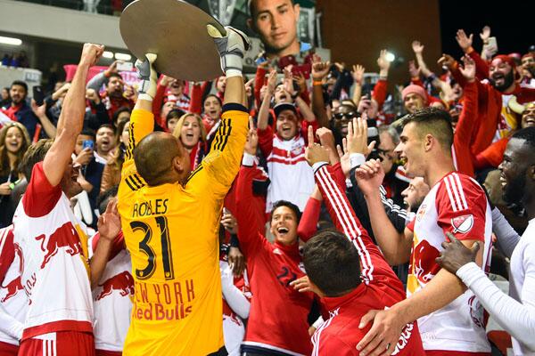 Matt Miazga y New York Red Bulls celebran el Supporters' Shield