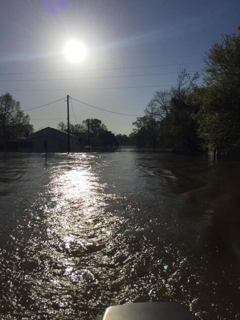 Deweyville, Texas se encuentra bajo el agua