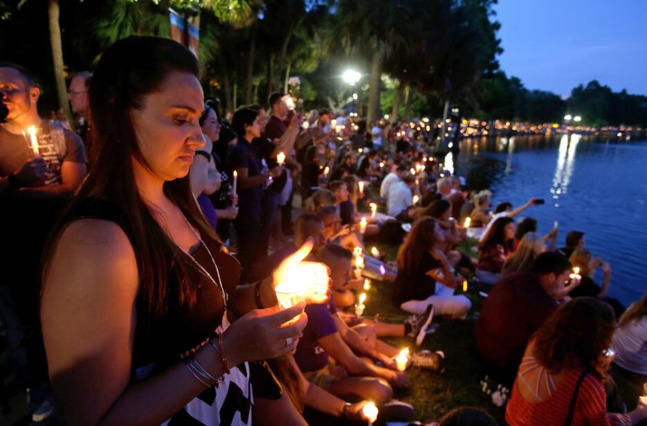 Orlando enciende miles de velas para recordar a las víctimas de la masac...