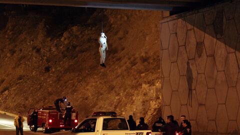 El cuerpo de un hombre fue colgado de un puente el 17 de octubre de 2009.