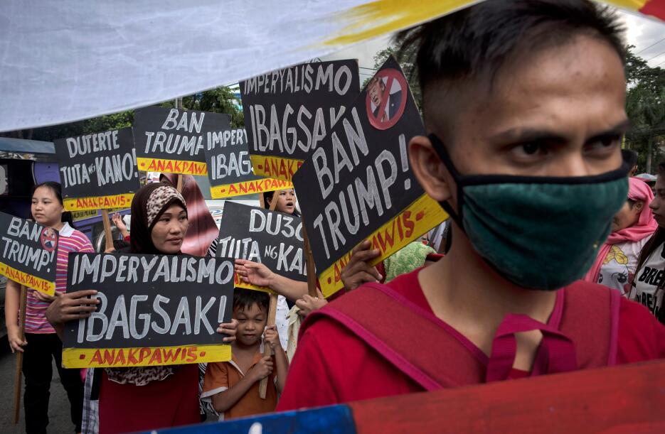FOTOS: Con pancartas de "despidan a Trump" y represión policial, manifes...