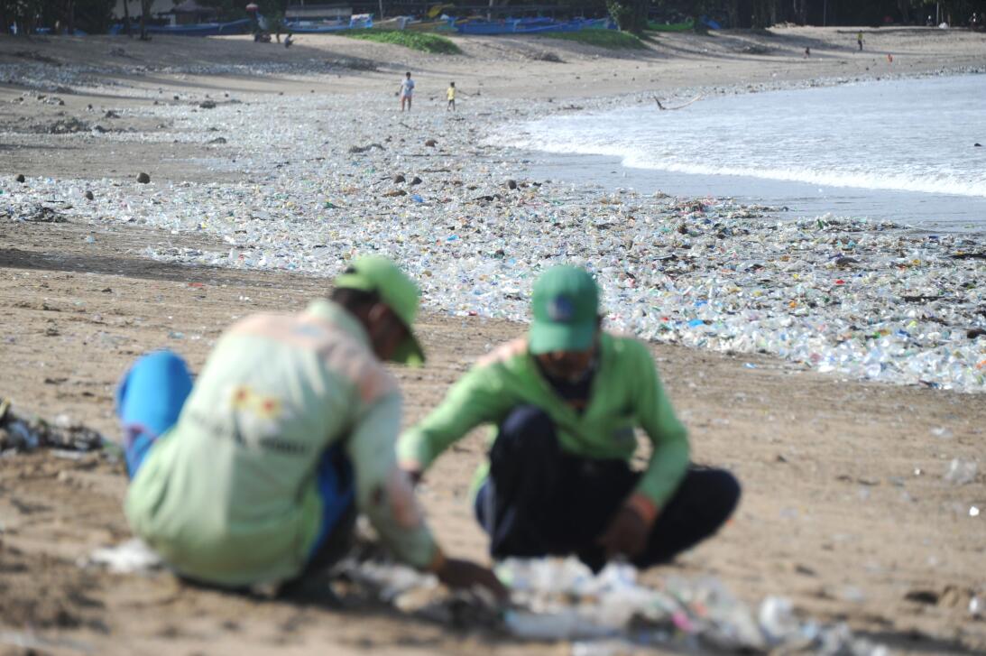 De paraíso turístico a botadero: la basura se come las playas de Bali ge...