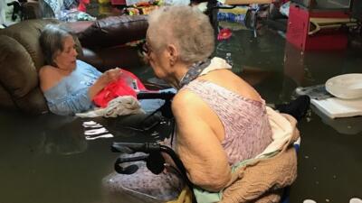 Resultado de imagen de ancianos anegados en texas