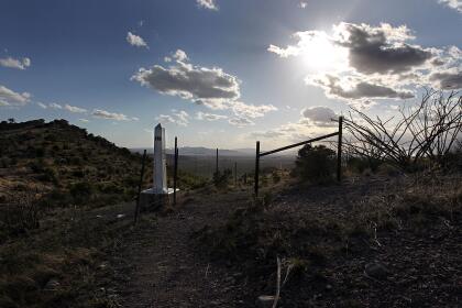 <b>Huachuca Mountains, Arizona</b>. La línea de frontera continúa ahora hacia el este. Allí el desierto se interrumpe en la línea fronteriza por una cadena de montañas. La fotografía fue tomada en el parque Montezuma Pass, justo en la línea de la frontera donde no hay ninguna división.