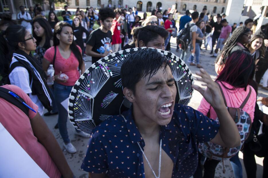 Estudiantes latinos de una escuela secundaria en Arizona protestaron con...
