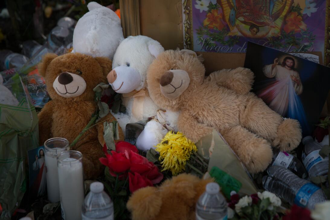 En fotos: Rezos, agua y flores para despedir a los inmigrantes muertos e...