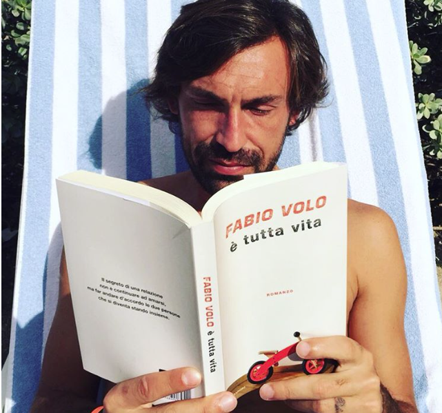 Sol, literatura y Pirlo. No puede fallar para la hora del relax en Puert...