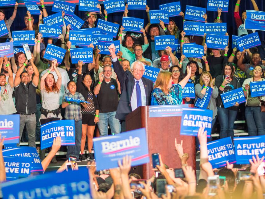 Unas 8,000 mil seguidores de Bernie Sanders se congregaron en el Centro...