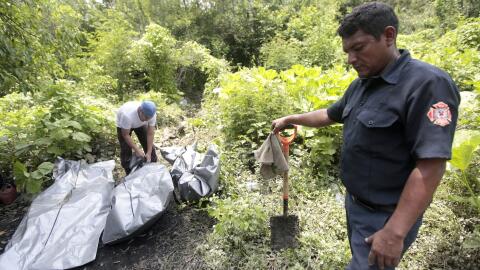 Equipo forense retira el cuerpo de un hombre en un paraje de Acapulco 