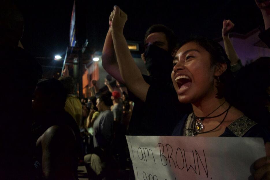 "Soy morena y soy latina". Varios jóvenes inmigrantes llevaban...