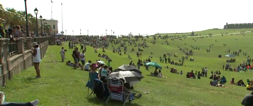 Cientos de personas llegaron hasta los terrenos del Morro en San Juan pa...