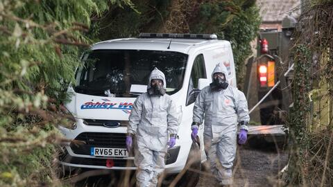 Un grupo de investigadores retiran una van de la zona en Salisbury donde...