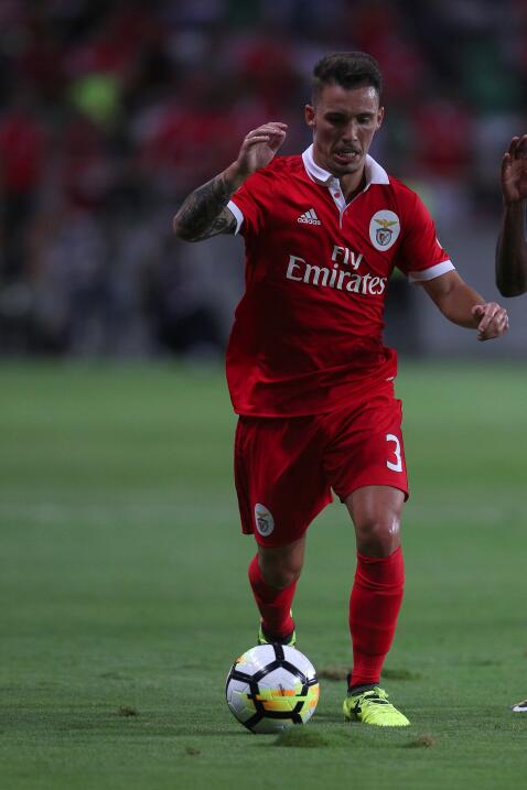 El español Alejandro Grimaldo, surgido de La Masía del Barcelona, es de...