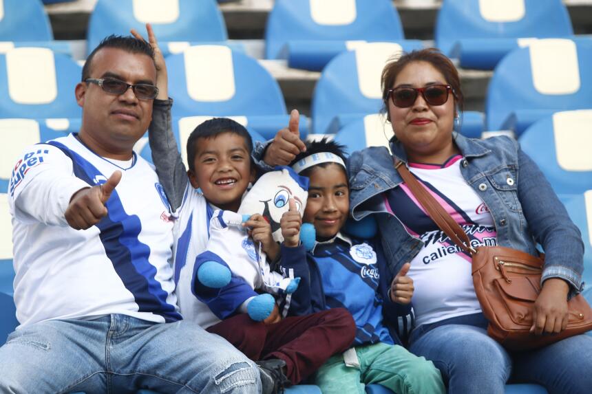 Morelia derrotó a Puebla con gol de último minuto Afición poblana.jpg