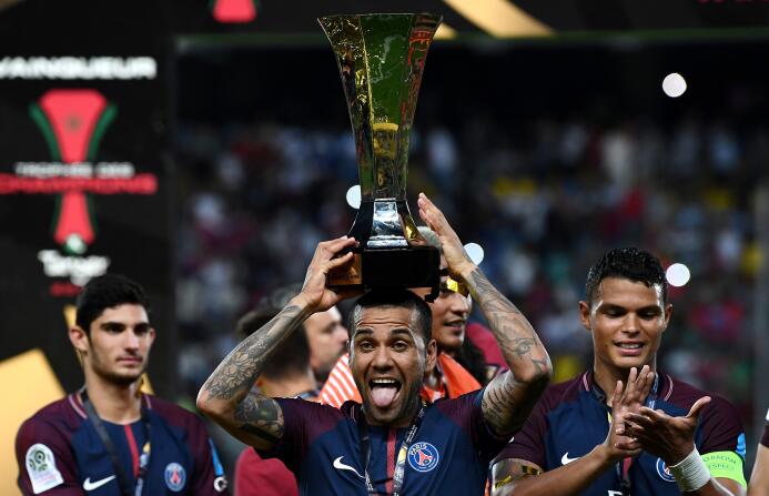 Dani Alves debutó como figura del PSG en el titulo de la Supercopa de Fr...
