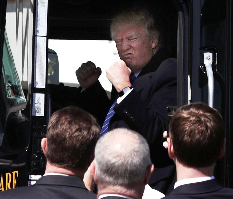 Trump juega con camiones de verdad GettyImages-656985134.jpg