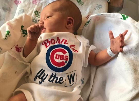 Bebés recién nacido muestran su apoyo a los Cubs