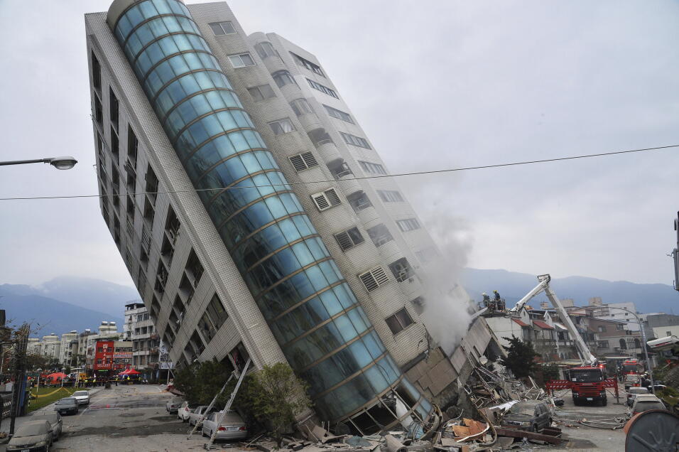Un edificio residencial tendido sobre parte de su primera planta derriba...
