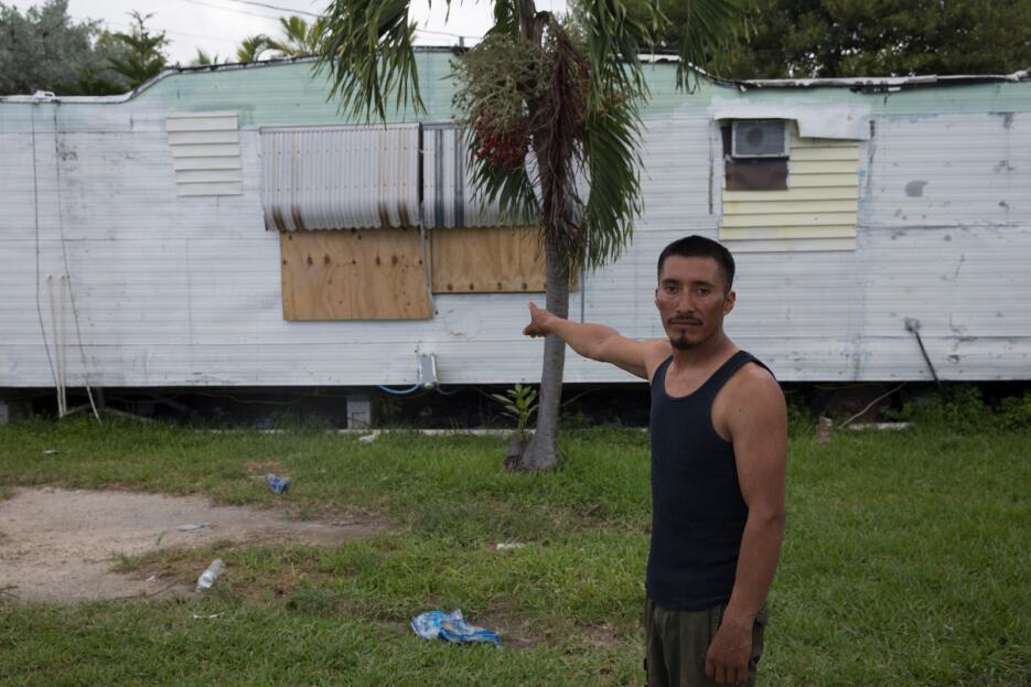 José López, un inmigrante mexicano de 31 años, muestra cómo él y sus com...